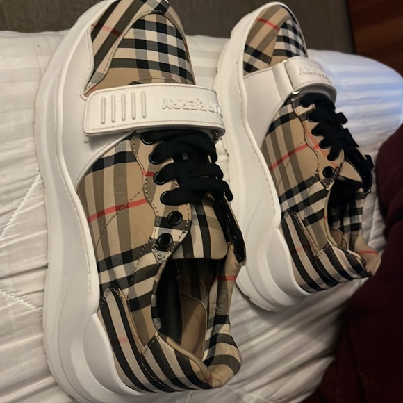 Burberry Shoes only worn once good condition - Picture 2 of 3